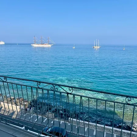 Апартаменты Taorminaxos Skysea *